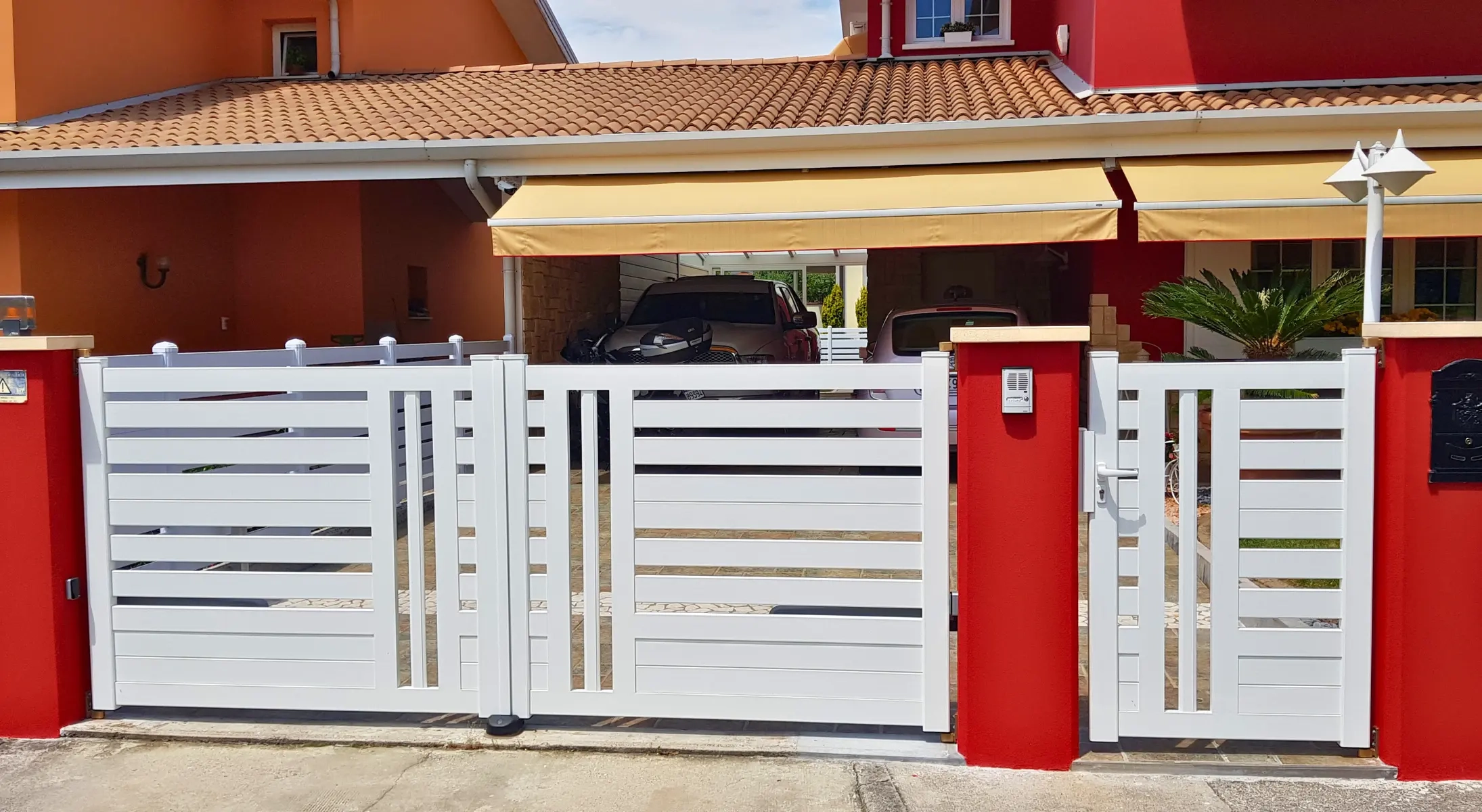 Dvoriščna Ograja Bela Alu