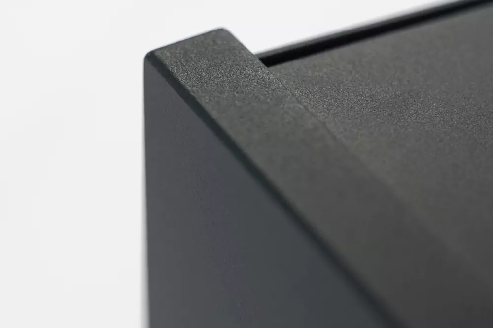 Pogled od blizu na aluminijasti profil pergole s kakovostno prašno barvano površino v temnem mat odtenku.