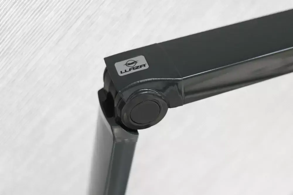 Povezovalni mehanizem roke tende Llaza z vidnim logotipom – podrobnost kakovostne izdelave.