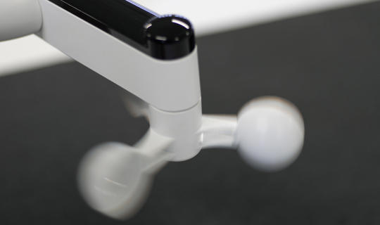 Bližnji posnetek bele vremenske merilne naprave z anemometrom za zaznavanje hitrosti vetra.