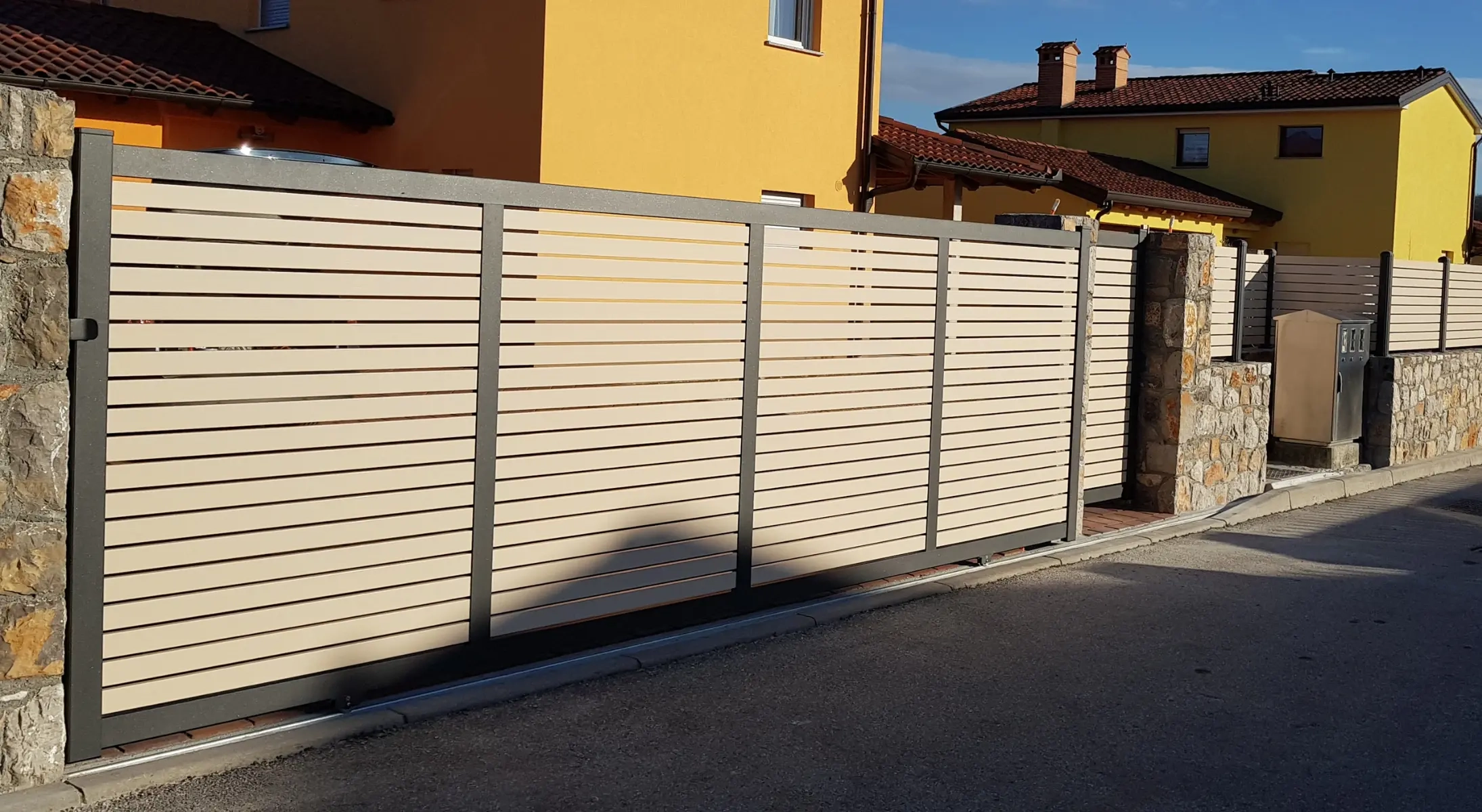 Dvoriščna Ograja Alu Simp