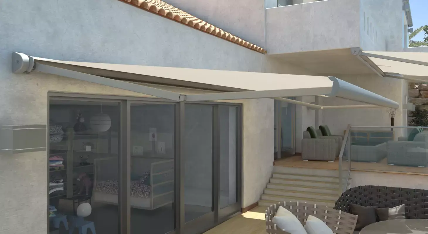 Raztegnjeni kasetni tendi, nameščeni nad steklenimi vrati sodobne hiše, nudita senco zunanjemu bivalnemu prostoru s stopnicami in teraso.