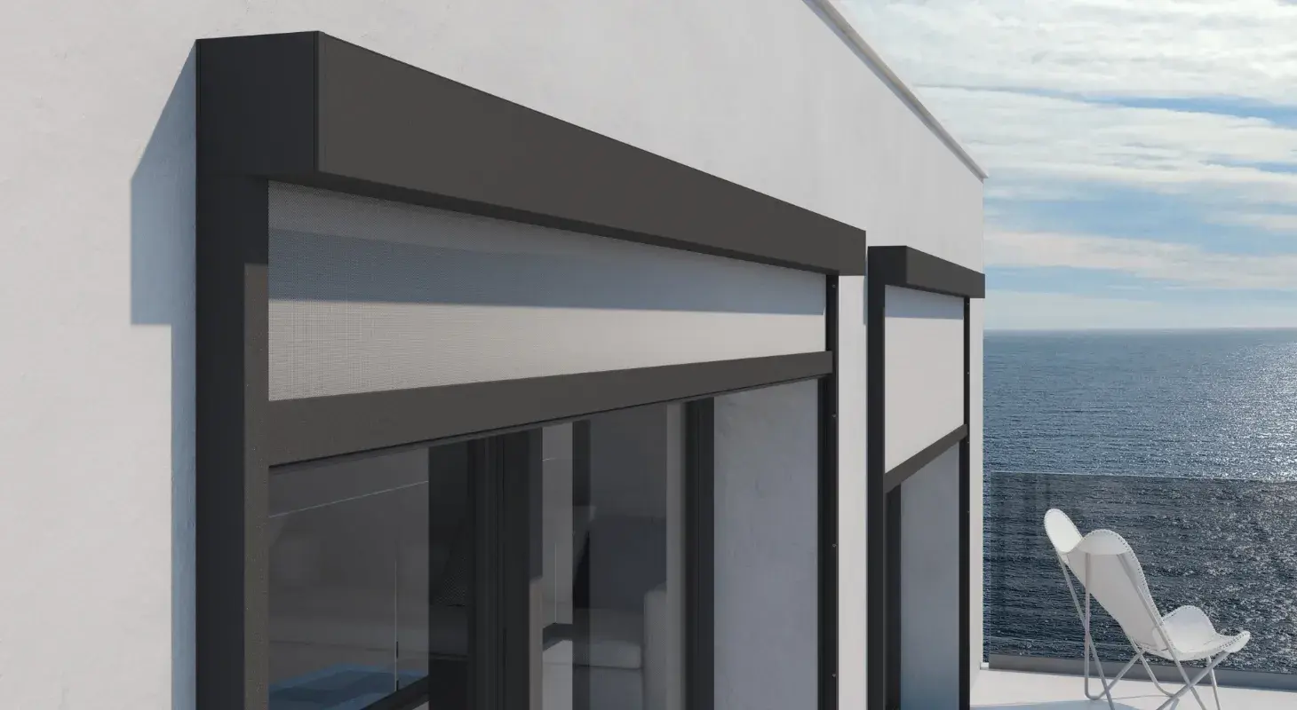 Antracitno screen senčilo na zunanji fasadi obmorske hiše z balkonom in panoramskim razgledom na morje.