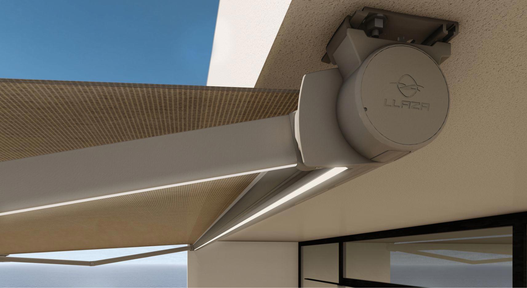 Detajl montaže kasetne tende znamke Llaza v svetlo sivi barvi, pritrjene na strop sodobne terase z integrirano LED osvetlitvijo.