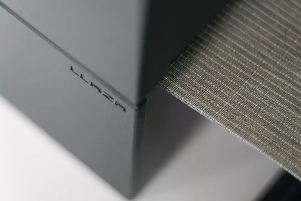 Detalj aluminijaste konstrukcije senčila Llaza in teksture senčilnega platna od blizu.