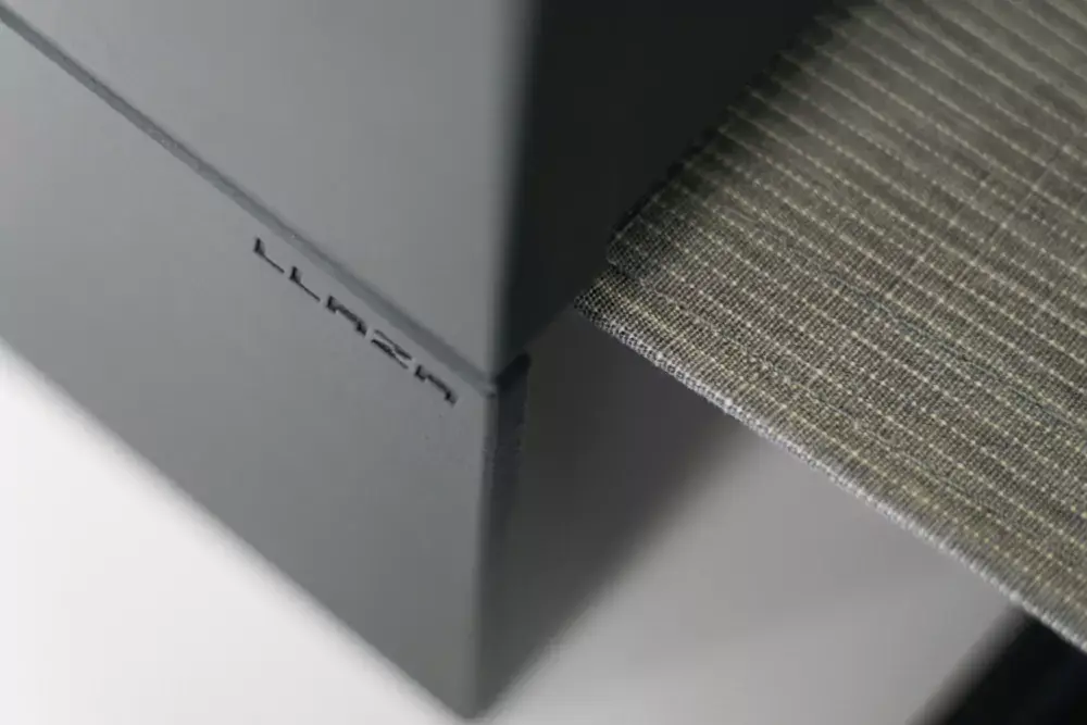 Detalj aluminijaste konstrukcije senčila Llaza in teksture senčilnega platna od blizu.