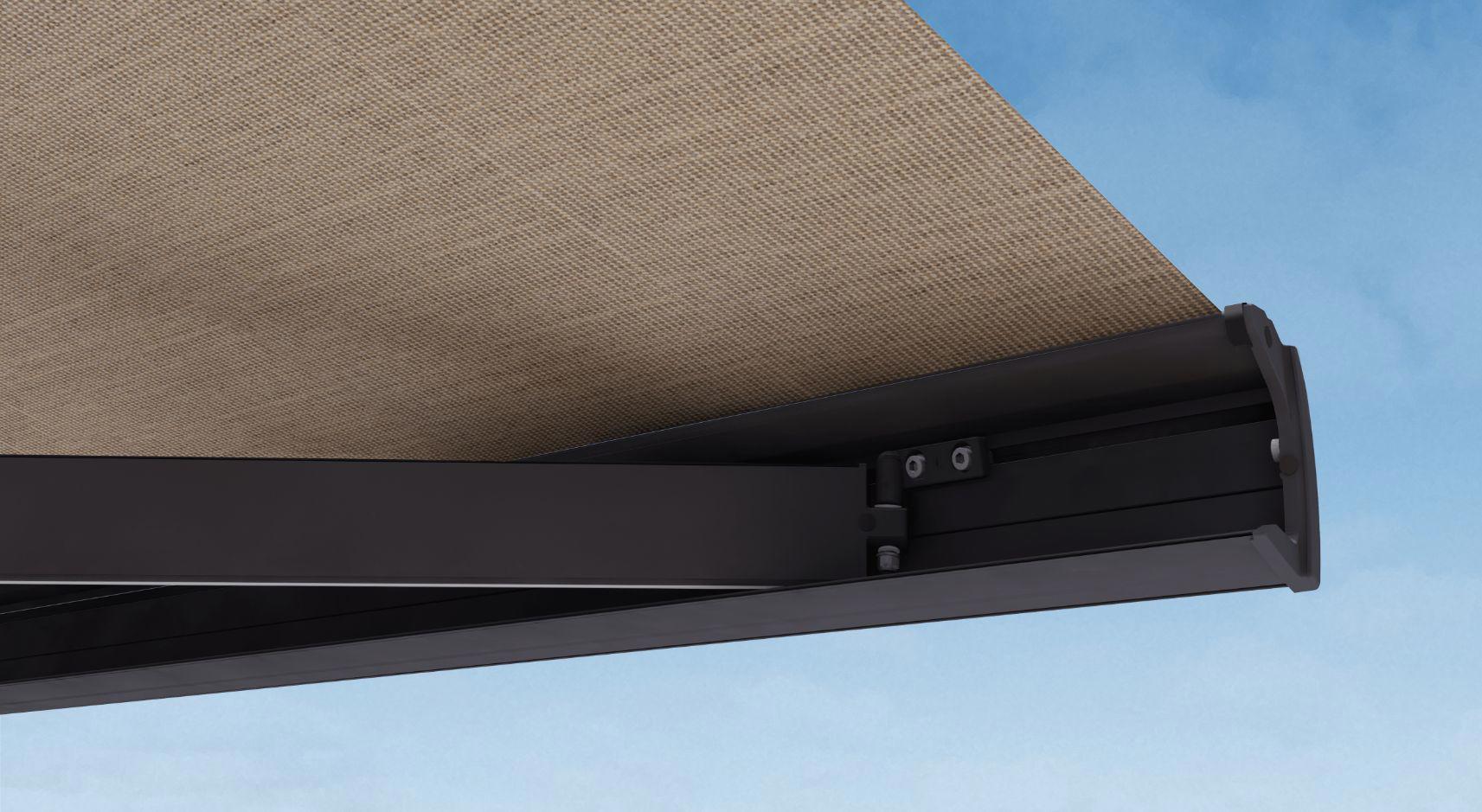 Pogled od spodaj na odprto kasetno tendo s tekstilnim senčilom in črnim ohišjem ter vidnim zglobnim mehanizmom.