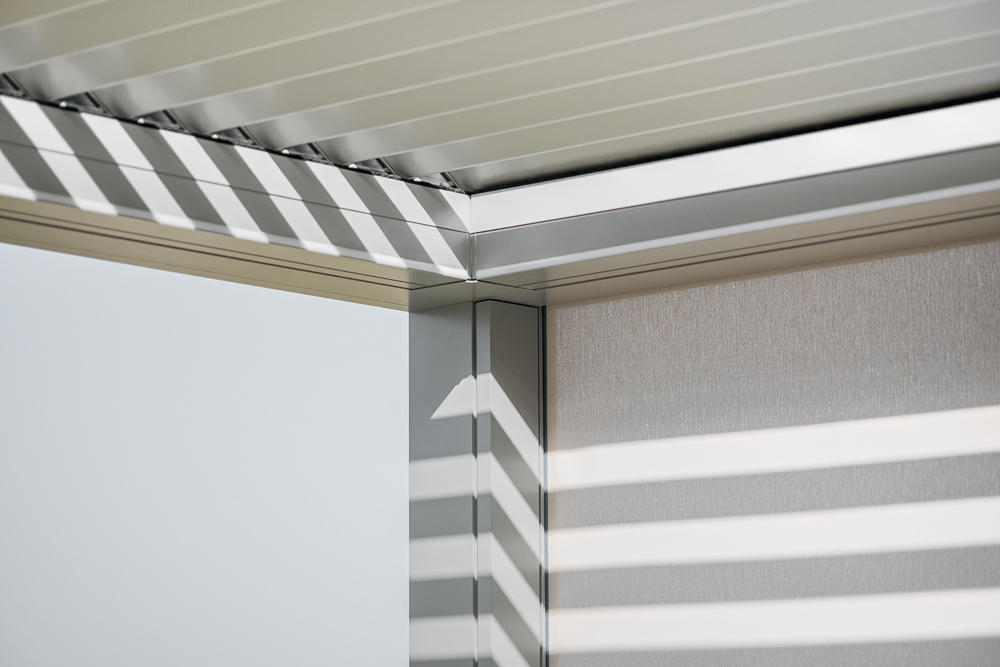 Detajlni prikaz konstrukcije aluminijaste pergole z vgrajeno screen rolo senčilo, skozi katerega prehajajo svetlobni trakovi.