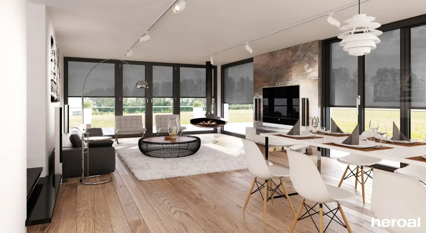 Svetla dnevna soba z jedilnico in panoramskimi okni, opremljenimi z notranjimi screen senčili Heroal za zaščito pred soncem in zasebnost.